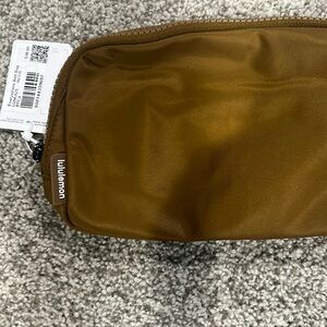 Lululemon belt bag - never carried with tag